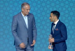 اهدای جایزه بهترین بازیکن سال فوتسال آسیا به علی اصغر حسن‌زاده
