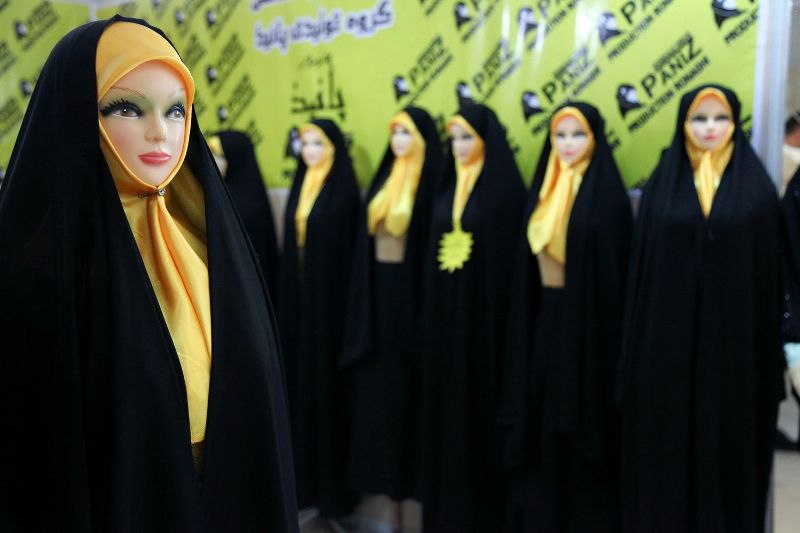 طراحی لباس مبتنی بر فرهنگ ایرانی اسلامی راه ترویج حجاب است/ عرصه مد و لباس عرصه تحمیل نیست