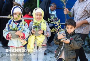 تصاویر توزیع نهال در قم به مناسبت هفته منابع طبیعی و روز درختکاری