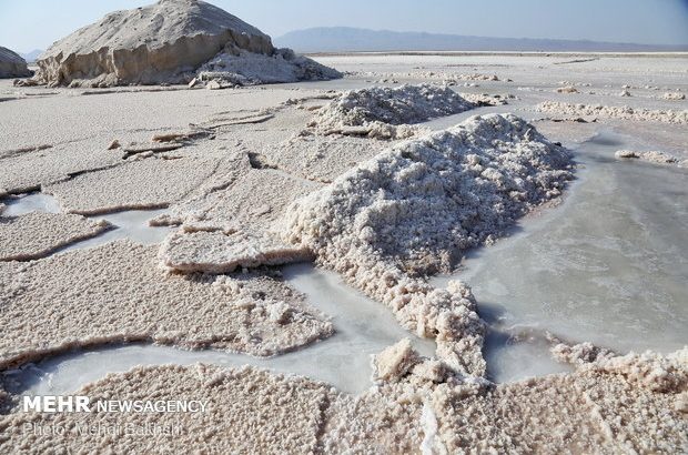اجازه برداشت شورابه صنعتی از دریاچه نمک به روش تبخیری را نمی‌دهیم