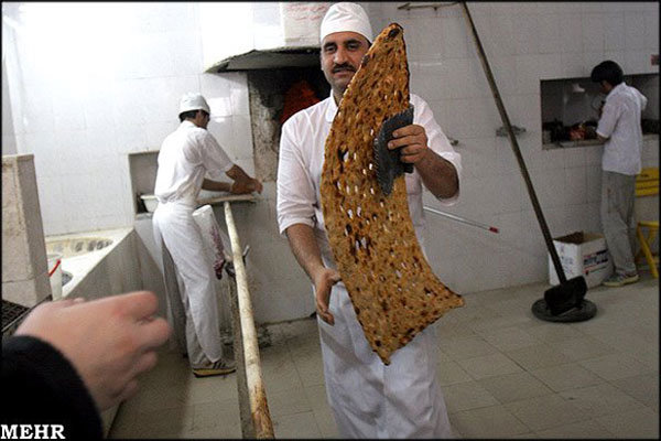 توزیع نان تبرکی به نیت امام مجتبی(ع) در نانوایی‌های قم