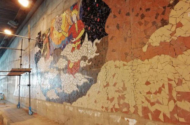 زیباسازی دیواره‌های زیرگذر بعثت قم با اجرای طرح کاشی شکسته