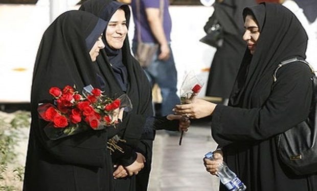اهدای گل به بانوان توسط گروه‌های امر به معروف خواهران