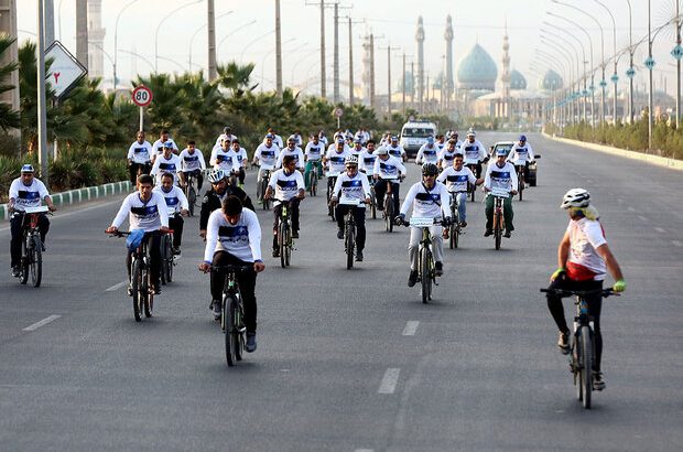 همایش دوچرخه‌سواری با شعار «مصرف بهینه آب» در قم برگزار شد