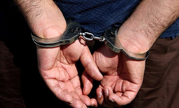 دستبد پلیس بر دستان خرده‌فروش مواد مخدر