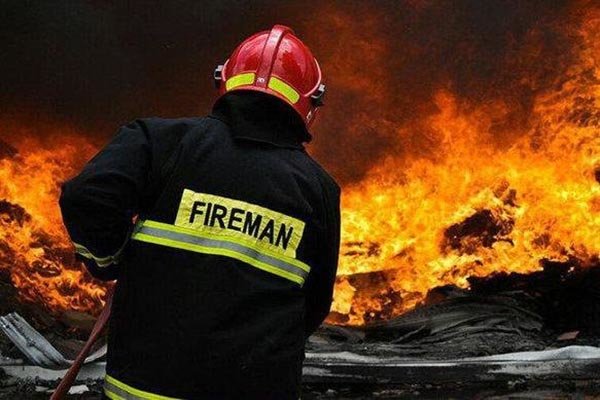 لحظاتی نفس‌گیر از تلاش آتش‌نشانان برای مهار آتش‌سوزی در قنوات