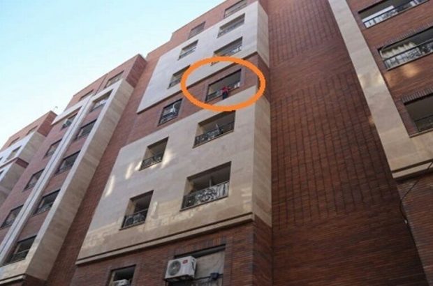 کودک در حال سقوط از طبقه پنجم ساختمانی در قم نجات یافت