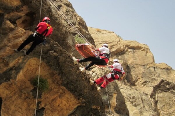 امدادرسانی به پنج حادثه دیده در ارتفاعات کمرکوه قم