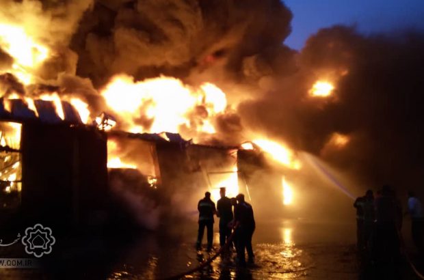 جزئیات آتش‌سوزی گسترده کارخانه صنایع شیمیایی در شهرک شکوهیه قم