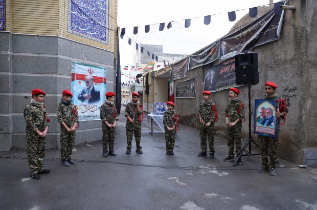 اجرای سرود «غروب خونین رنگ» در حضور خانواده شهید فخری‌زاده +تصاویر