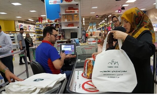 اجرای طرح توزیع کیسه‌های پارچه‌ای در فروشگاه‌های همشهری