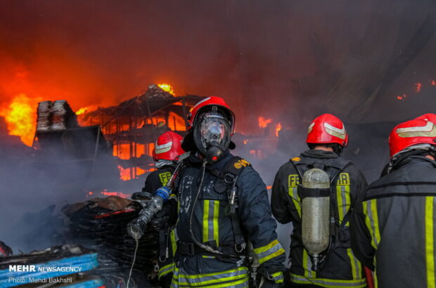 آتش سوزی انبار لوازم التحریر در قم +تصاویر