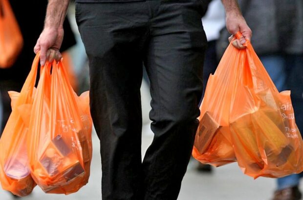 ۱۰ درصد زباله‌های قم نایلون و کیسه‌زباله است/ شهروندان از پذیرش کیسه پلاستیکی خودداری کنند