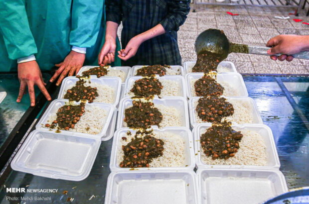آماده سازی روزانه ۲ هزار افطاری توسط طلاب جهادی قم +تصاویر