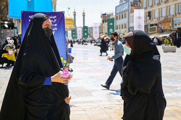 اهدای گل به دختران قمی در سالروز ولادت حضرت معصومه(س) +تصاویر