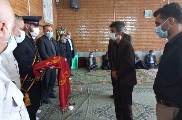 اهدای پرچم مسجد جمکران به خانواده شهید علی لندی +تصاویر