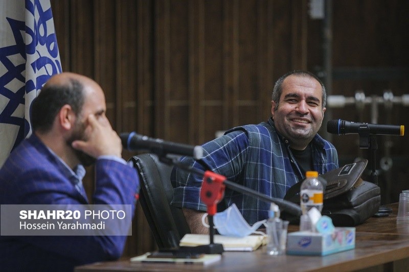 تصاویر پنجاه و یکمین محفل طنز قمپز با حضور رضا احسان پور در باغ موزه دفاع مقدس قم (24)