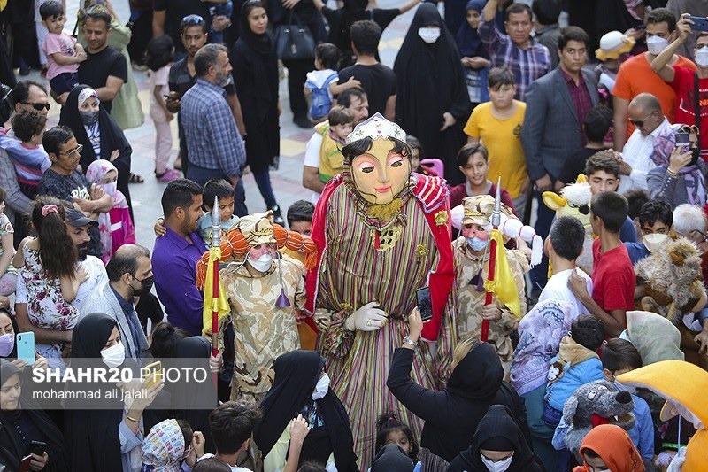 تصاویر جشن شادپیمایی عروسک‌ها در بوستان علوی قم