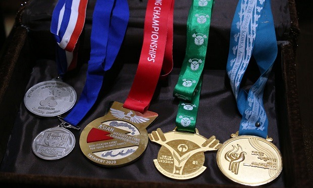 اهدای مدال قهرمانان وزنه‌برداری به موزه فاطمی+ تصاویر