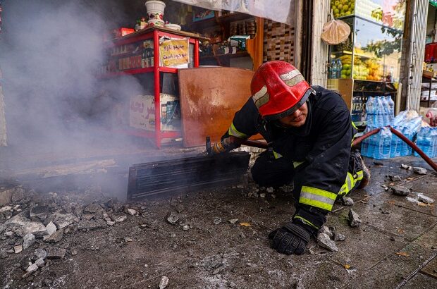 آتش‌سوزی انبار پنج مغازه خیابان انقلاب مهار شد +تصاویر