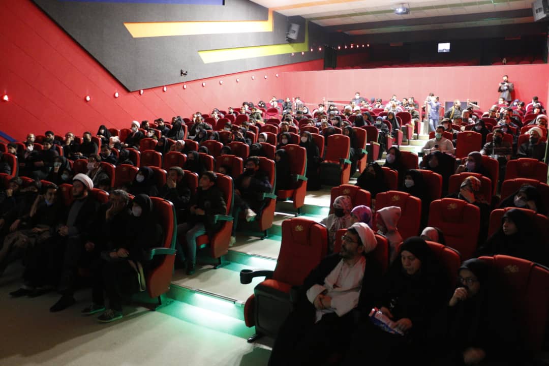 اکران مستند 72 ساعت در سینما تربیت قم (1)