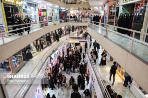 بازار شب عید؛ آزمون عدالت اقتصادی در میدان عمل پاساژهای ناایمن قم و تکذیب ممنوعیت پوشش تی‌شرت برای فروشندگان قمی