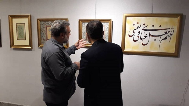 افتتاح نمایشگاه خوشنویسی «تکیه نی» در نگارخانه فرهنگ قم +تصاویر