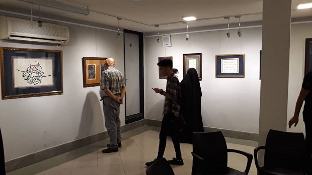 افتتاح نمایشگاه خوشنویسی «تکیه نی» در نگارخانه فرهنگ قم +تصاویر
