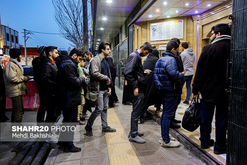 تصاویر/ ششمین شب جشنواره فیلم فجر در قم بازگشت باشکوه لطیفی به سینمای دفاع مقدس/ «غریب» تماشاگران قمی را به صف کرد