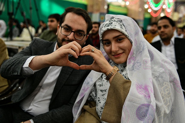پیوند فیروزه‌ای ۱۵۰ زوج جوان در مسجد مقدس جمکران +تصاویر