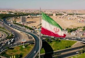 اهتزاز پرچم ایران در خیابان ۷۲ تن قم