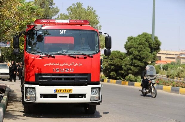 نجات کارگر ساختمانی توسط آتش‌نشانان قمی