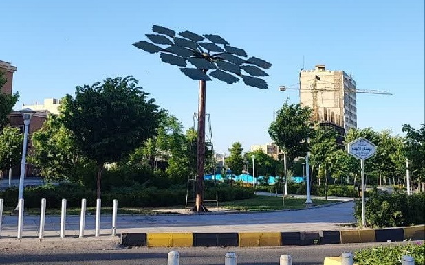آغاز نصب درختان خورشیدی در بوستان‌های قم