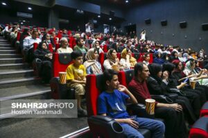 افزایش ۷۵ درصدی تماشاگران سینماهای قم تصاویر/ اکران مردمی فیلم سینمایی «قلب رقه» در قم و حضور فرهاد قائمیان و هدایت هاشمی در پردیس سینمایی بازار شهر قم