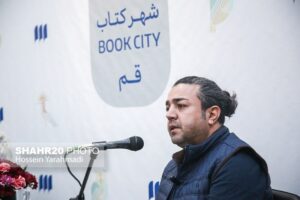 تصاویر/ حسین صفا در شهر کتاب قم شعرخوانی و امضای آثار حسین صفا