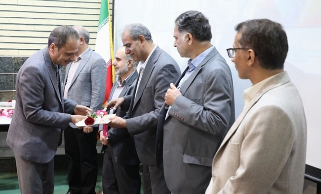 کارشناسان برگزیده علوم آزمایشگاهی در قم تجلیل شدند