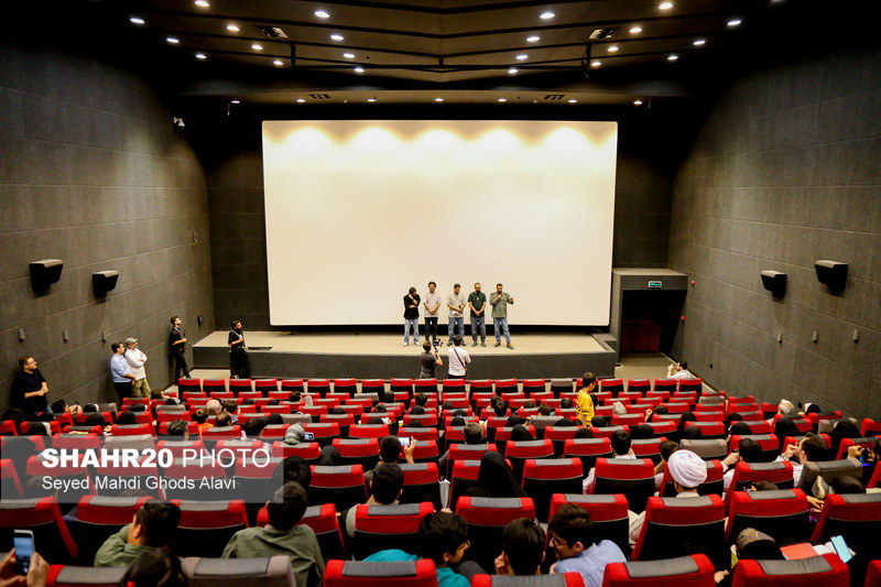 تصاویر/ اکران مردمی فیلم «اسفند» در پردیس سینمایی «بازار شهر» قم