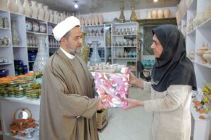 تجلیل از قدیمی‌ترین بانوی سفالگر استان قم